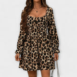 Vestido sedutor com estampado de leopardo