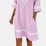 Clara | Vestido leve às riscas com decote em V
