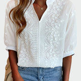 Blusa feminina com detalhes de rendas e mangas bufantes