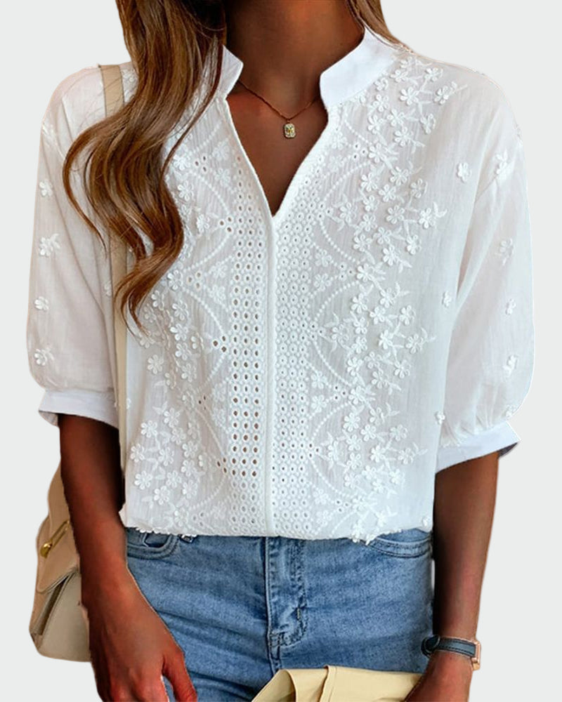 Blusa feminina com detalhes de rendas e mangas bufantes