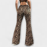 Calças bootcut com padrão de leopardo