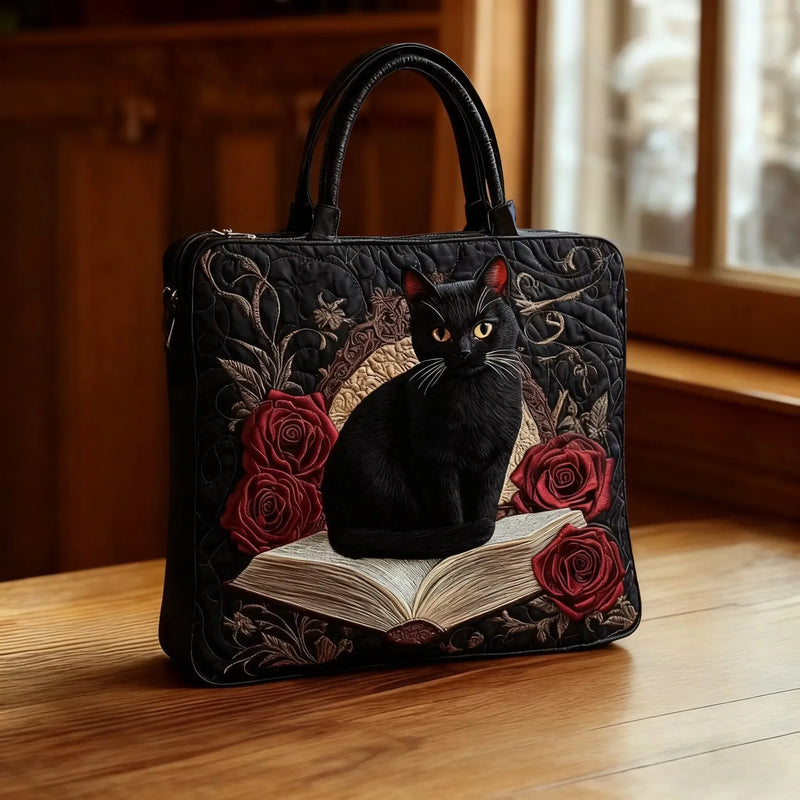 Bolsa Artesanal Acolchoada Gato Preto entre Livros | Serenidade Literária