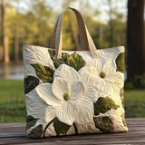 Bolsa Artesanal Elegante com Lírios Brancos | Pureza que Encanta