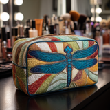 Necessaire acolchoada com estampa de libélula colorida | Leveza que Encanta