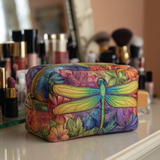 Necessaire acolchoada com estampa de libélulas no campo | Beleza em Voo