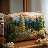 Necessaire acolchoada com estampa de bosque perene | Força da Natureza