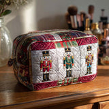Necessaire acolchoada com esquilo feliz | Charme Único