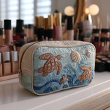 Necessaire acolchoada com estampa de tartaruga marinha | Brisa Serena