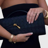 Bolso Clutch Melanie com Detalhe de Nó Dourado