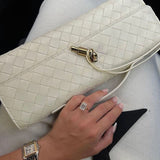 Bolso Clutch Melanie com Detalhe de Nó Dourado