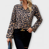 Camiseta com decote em padrão de leopardo