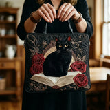 Bolsa Artesanal Acolchoada Gato Preto entre Livros | Serenidade Literária