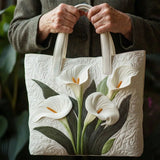 Bolsa Artesanal Almofadada Lírios Brancos | Elegância Serena