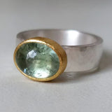 Anel verde com pedra arredondada, vintage